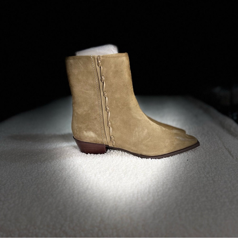Lucky Brand Women's Shakell Ankle Boot
Elegant Tan Suede Size 7.5